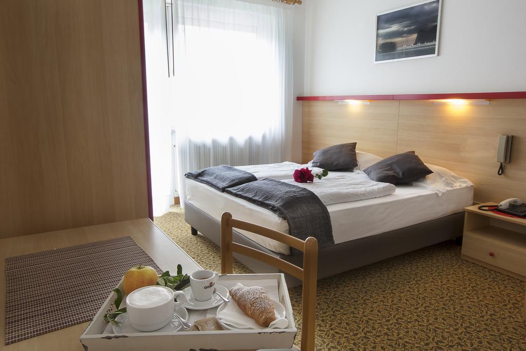 Park Hotel Eden Torbole Sul Garda ภายนอก รูปภาพ