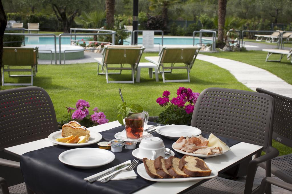 Park Hotel Eden Torbole Sul Garda ภายนอก รูปภาพ